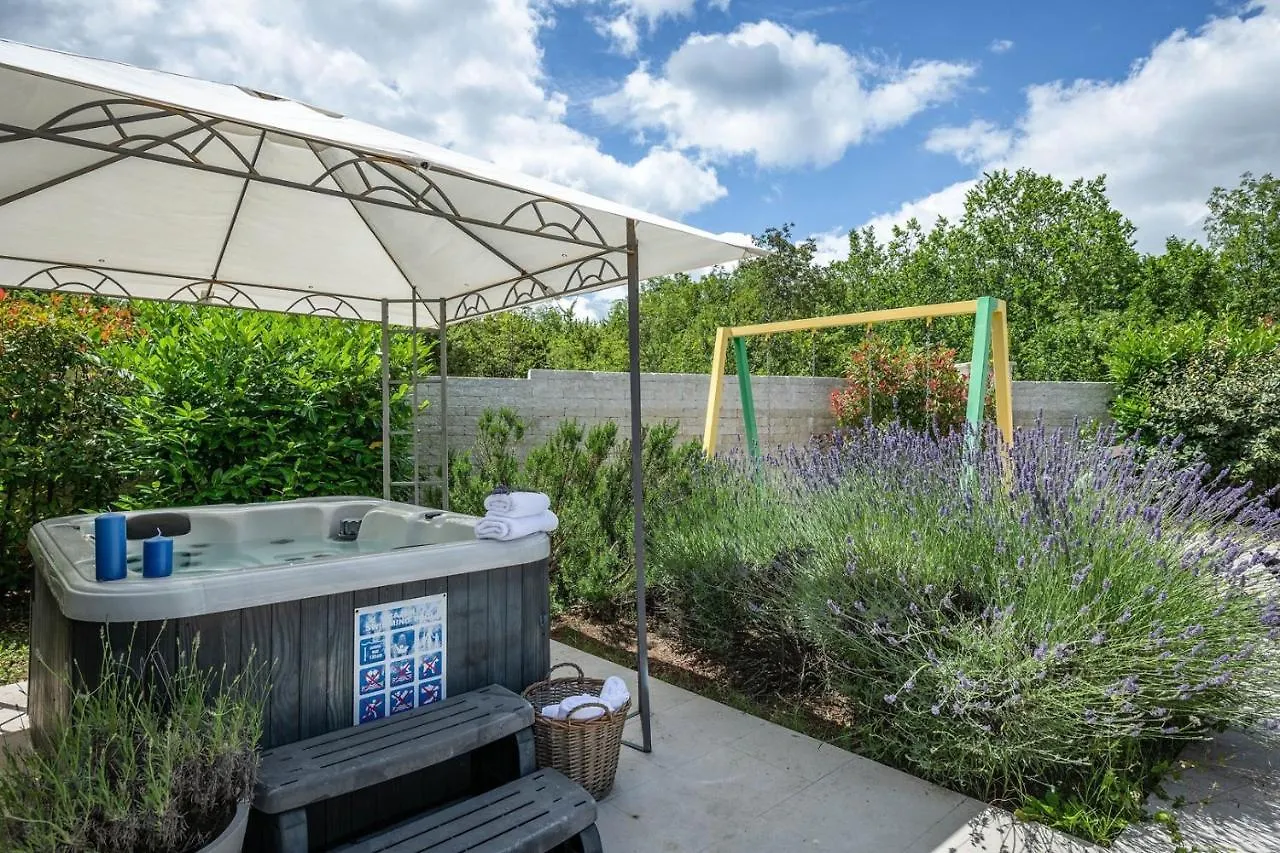 Spacious Holiday House / Pool / Jacuzzi / Playground / 6+2 Rakalj Horvátország