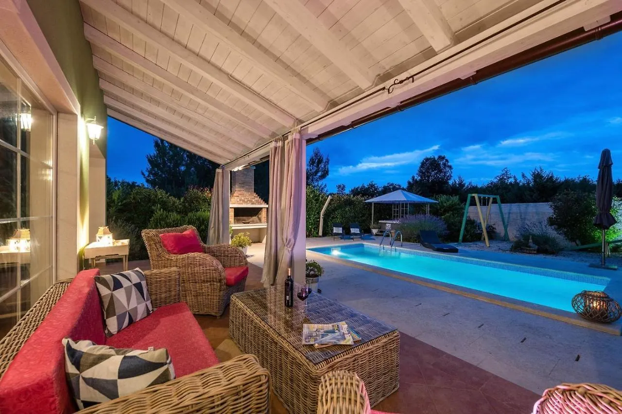 Spacious Holiday House / Pool / Jacuzzi / Playground / 6+2 Rakalj