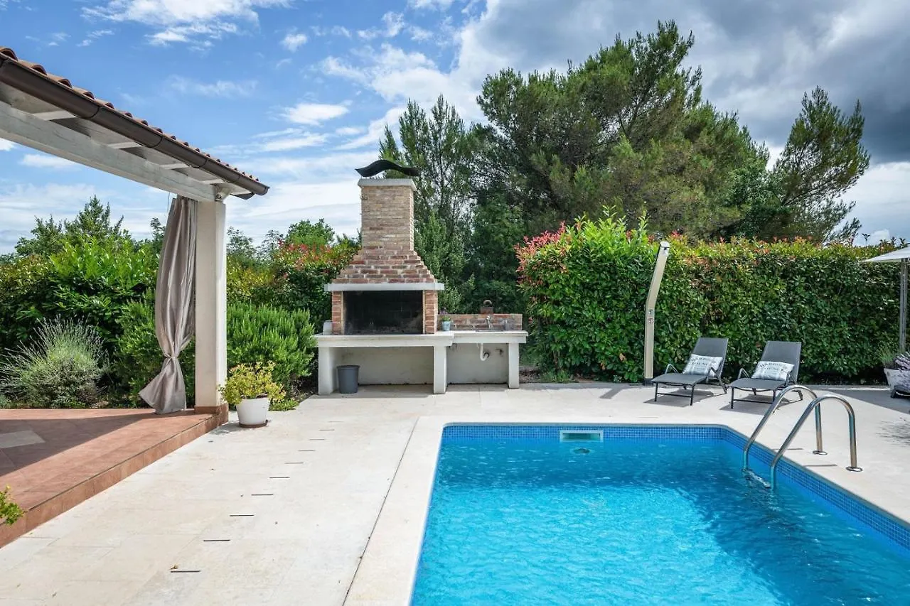 Spacious Holiday House / Pool / Jacuzzi / Playground / 6+2 Rakalj Casa vacanze