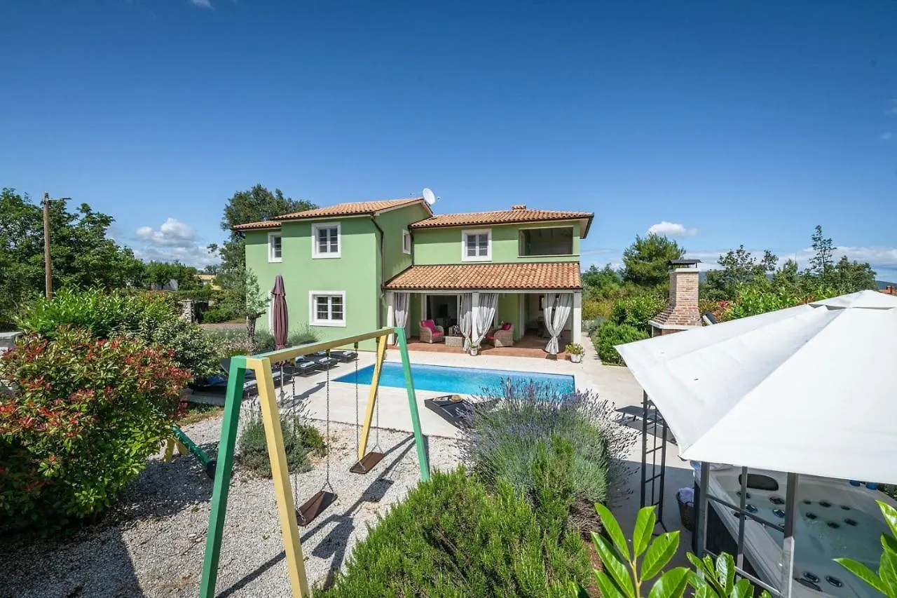 Casa vacanze Spacious Holiday House / Pool / Jacuzzi / Playground / 6+2 Rakalj