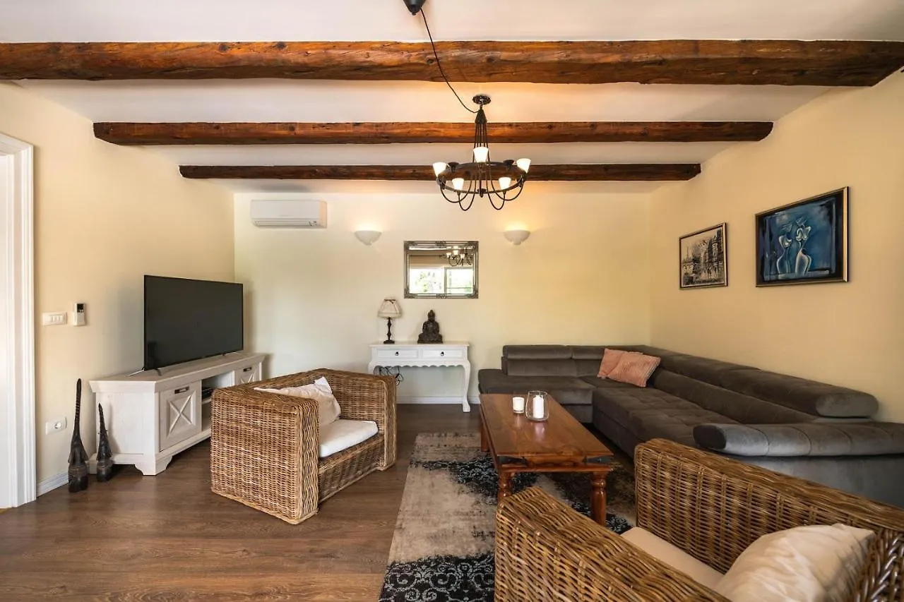 Spacious Holiday House / Pool / Jacuzzi / Playground / 6+2 Rakalj 0*,  Croazia