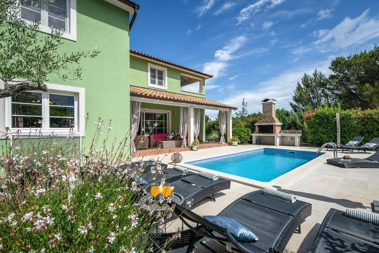 Spacious Holiday House / Pool / Jacuzzi / Playground / 6+2 Rakalj Horvátország