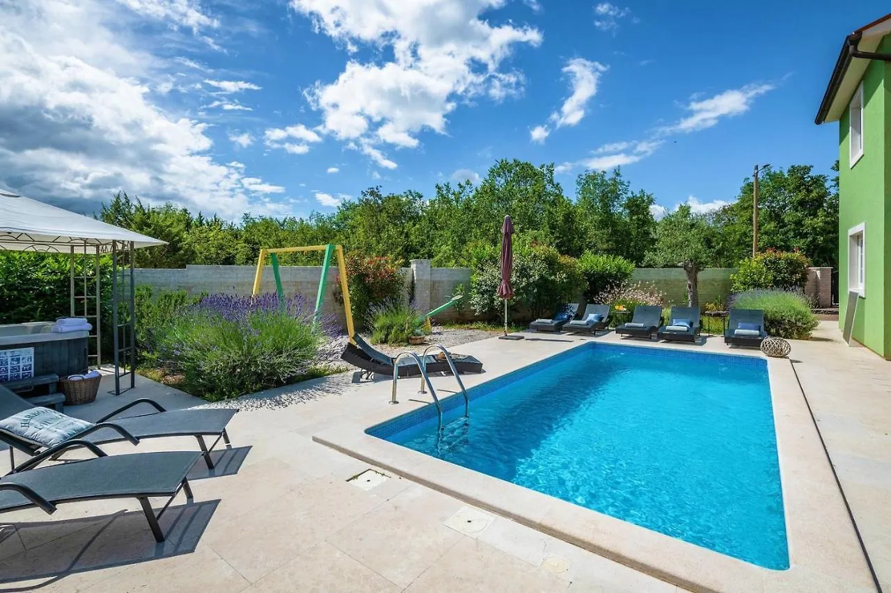 Spacious Holiday House / Pool / Jacuzzi / Playground / 6+2 Rakalj 0*,  Croazia