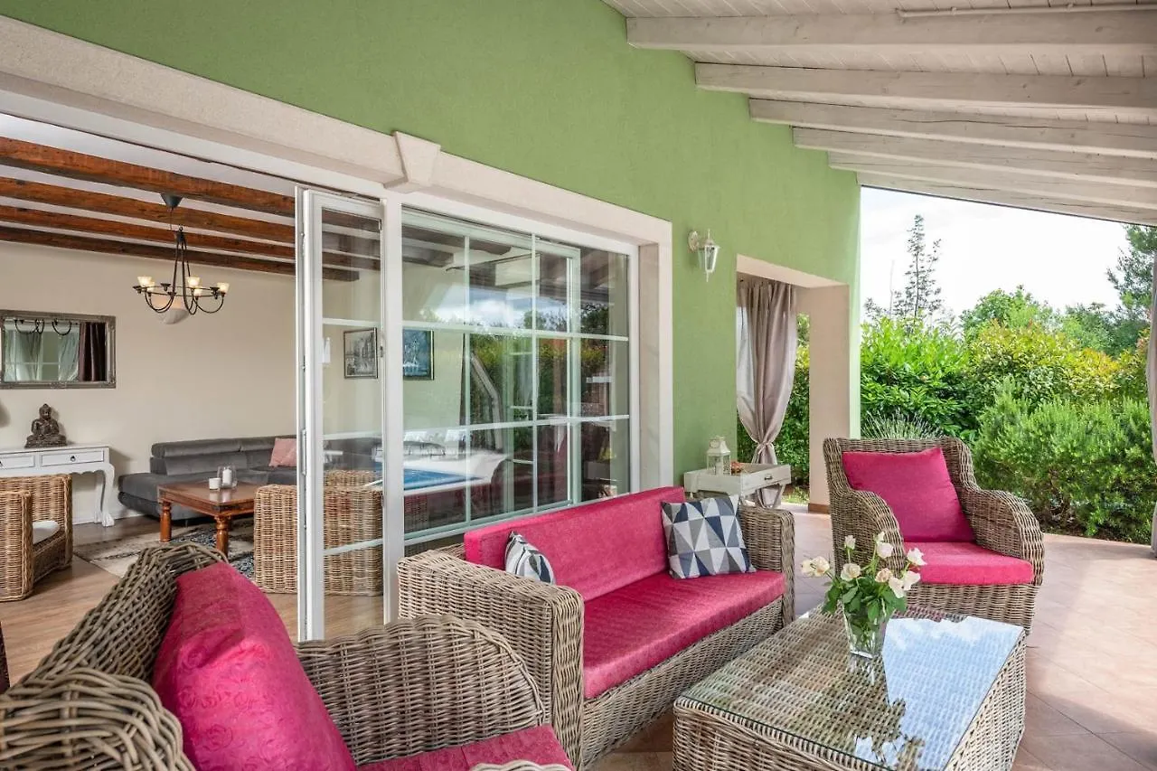 Spacious Holiday House / Pool / Jacuzzi / Playground / 6+2 Rakalj Nyaraló