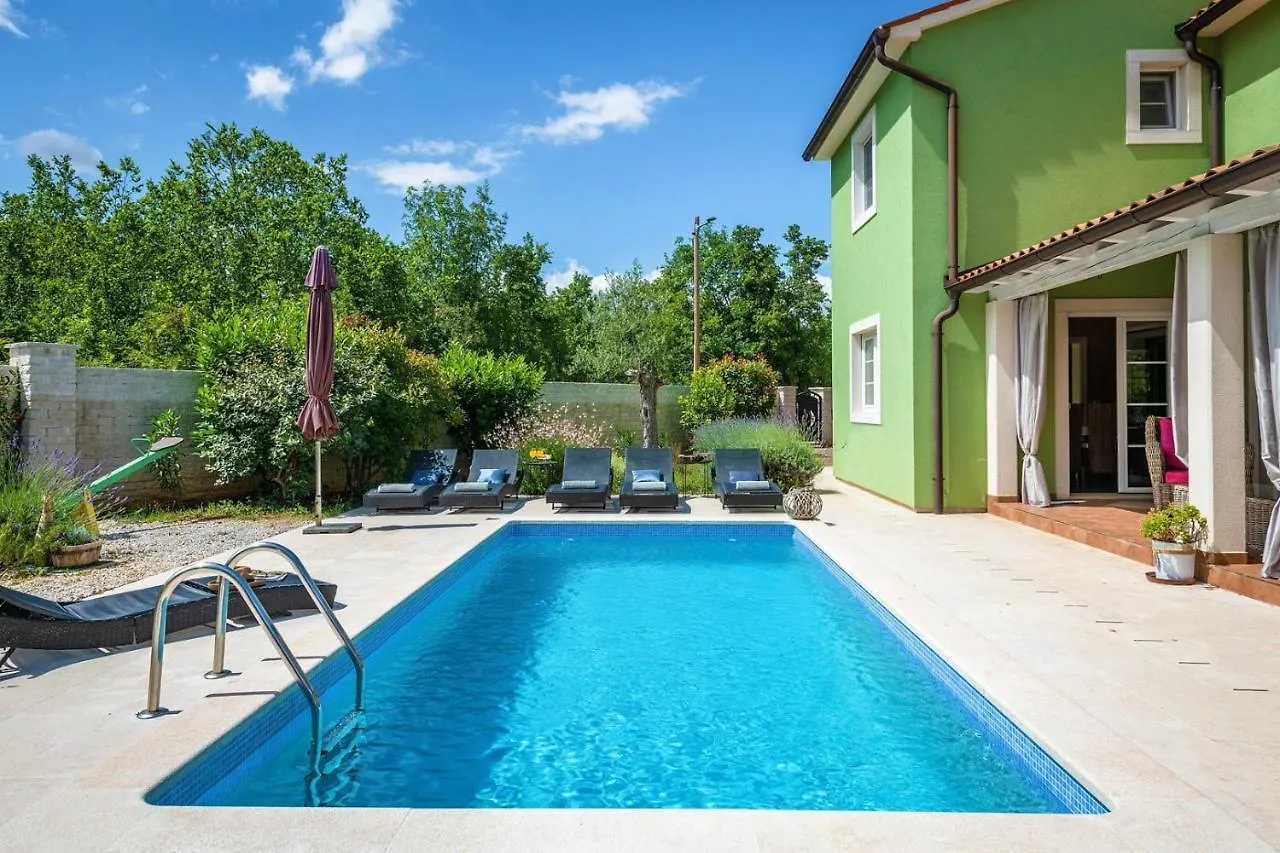 Casa vacanze Spacious Holiday House / Pool / Jacuzzi / Playground / 6+2 Rakalj