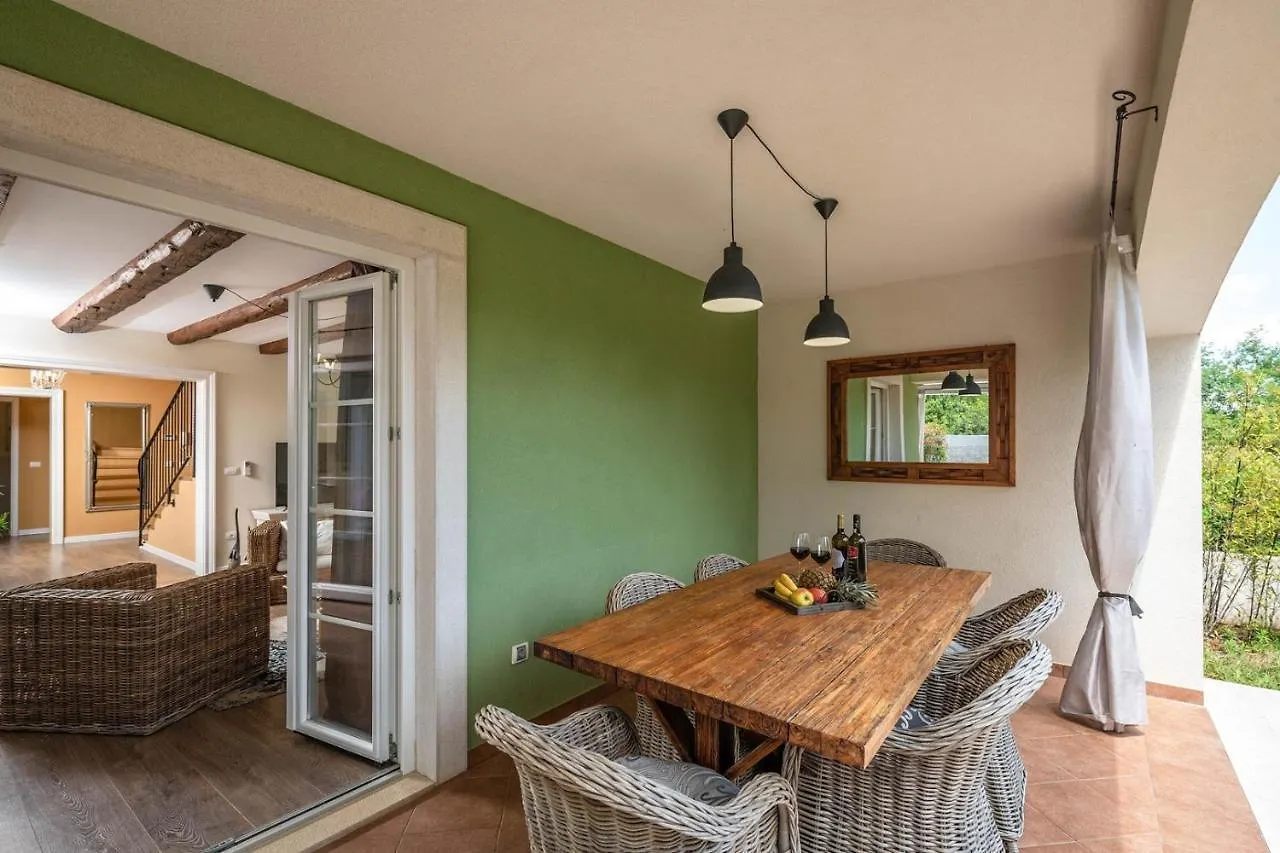Spacious Holiday House / Pool / Jacuzzi / Playground / 6+2 Rakalj 0*,