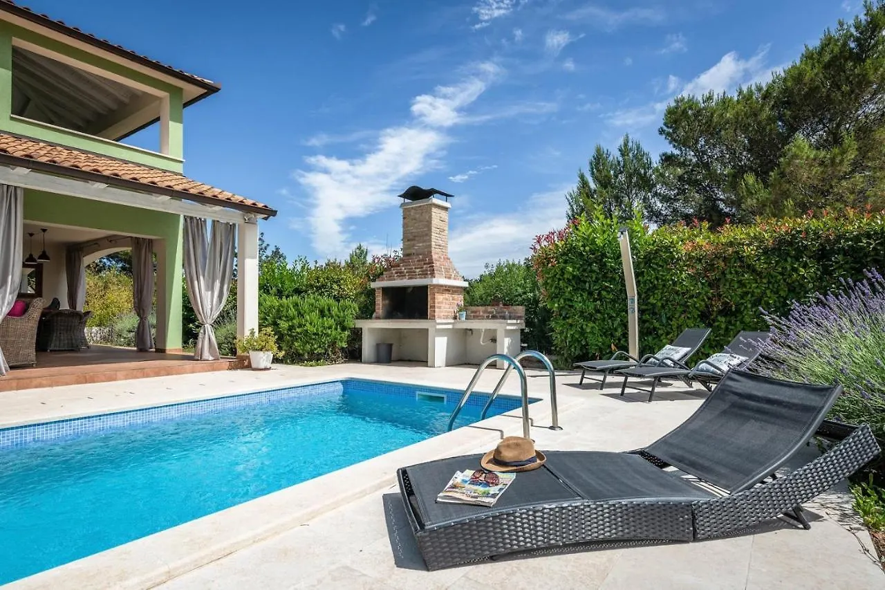 Spacious Holiday House / Pool / Jacuzzi / Playground / 6+2 Rakalj Nyaraló