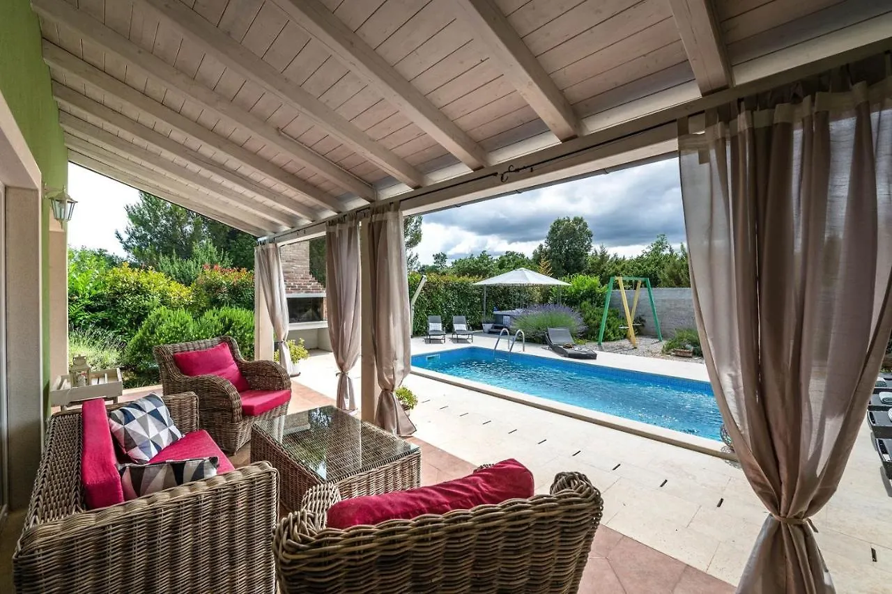 Spacious Holiday House / Pool / Jacuzzi / Playground / 6+2 Rakalj